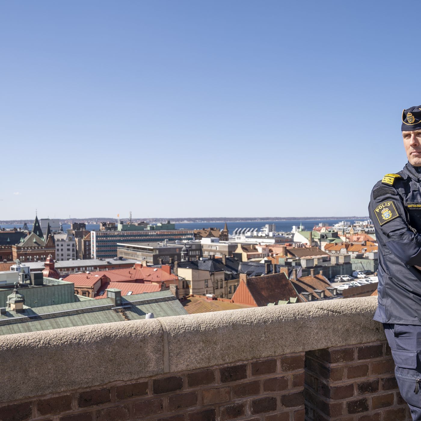 NÄR VÄRLDEN KOM TILL HELSINGBORG I det här avsnittet möter programledaren Richard Glantz polisområdeschef Mattias Sigfridsson för ett samtal om förberedelserna, genomförandet och lärdomarna efter det uppmärksammade Nato-mötet i Helsingborg. episode artwork