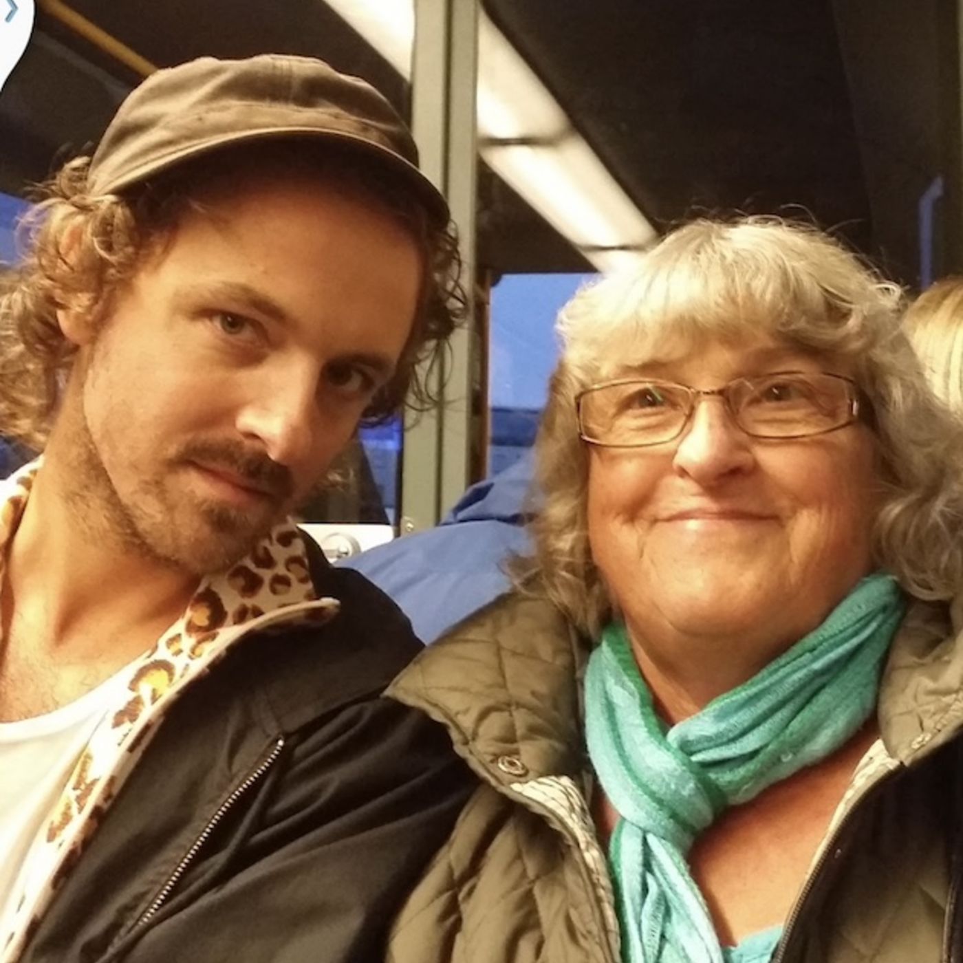 Kommer hem från skolan med knäna tryckta emot bröstet