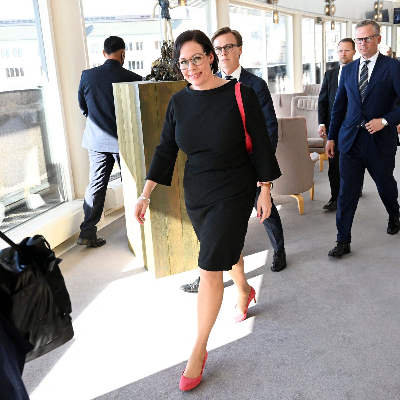 Hur Magdalena Andersson än vänder sig har hon Vänsterpartiet bak
